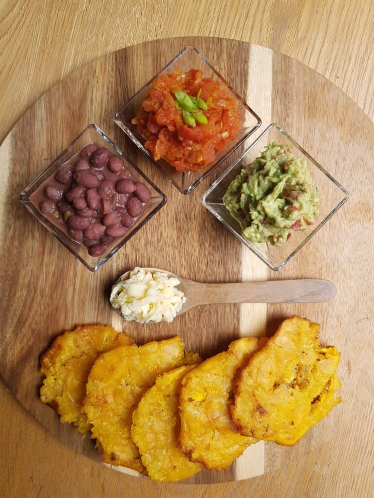 Patacones con Frijoles, Guacamole, Hogao y Queso