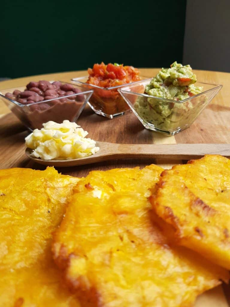 Ingredientes de Patacones con Frijoles, Guacamole, Hogao y Queso
