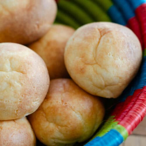 almojabanas colombianas en una canasta de pan colorida y tradicional