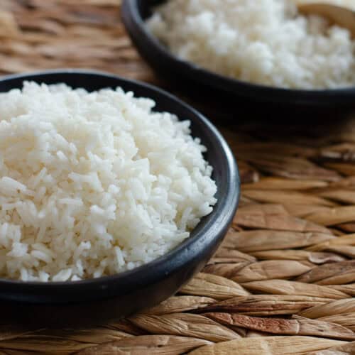 dos bols tradicionales negros con arroz blanco