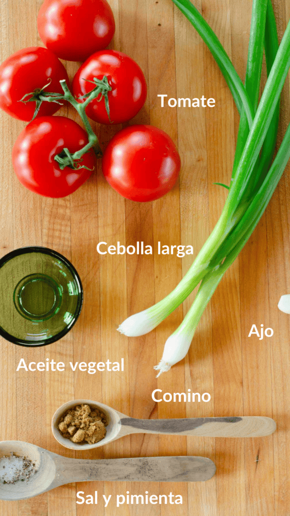 los ingredientes del hogao colombiano: tomate, cebolla larga, ajo, comino, aceite, sal y pimienta