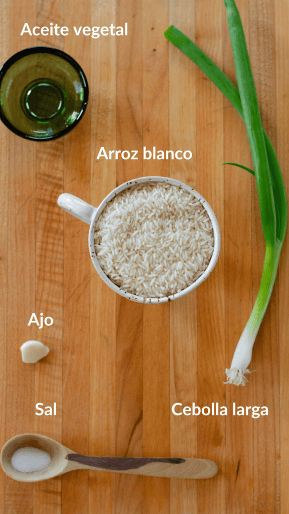 foto con los ingredientes: arroz blanco, cebolla larga, ajo, aceite vegetal y sal