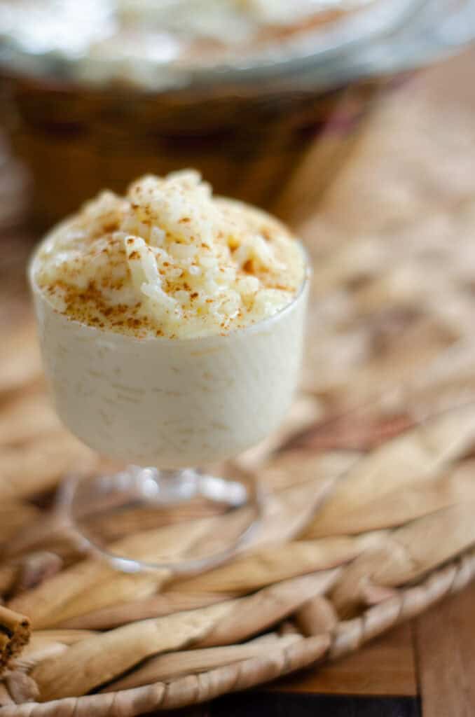 un vasito con arroz con leche colombiano y canela