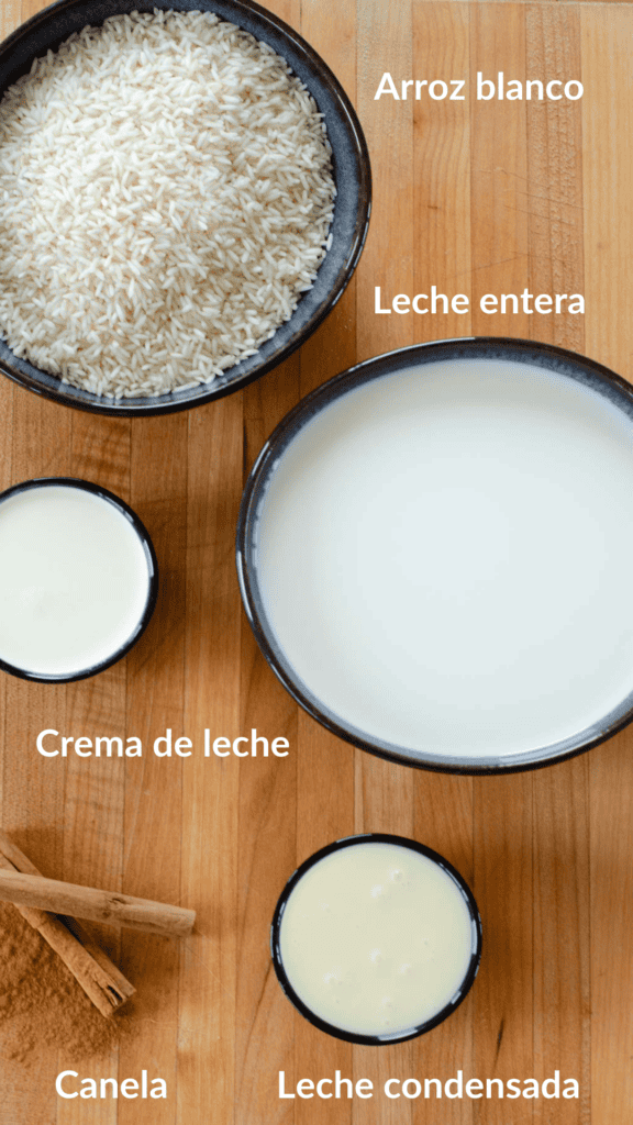 foto con los ingredientes de arroz con leche: arroz blanco, leche entera, crema de leche, leche condensada, canela
