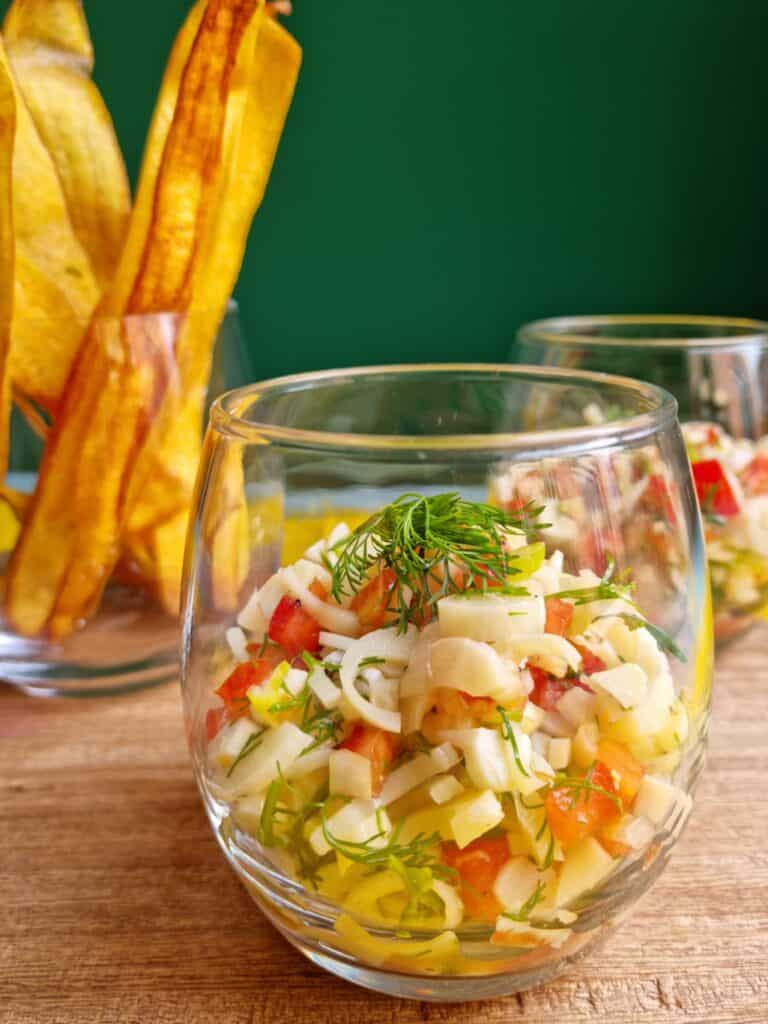 Ceviche Vegano de Palmitos con Chips de Plátano Verde