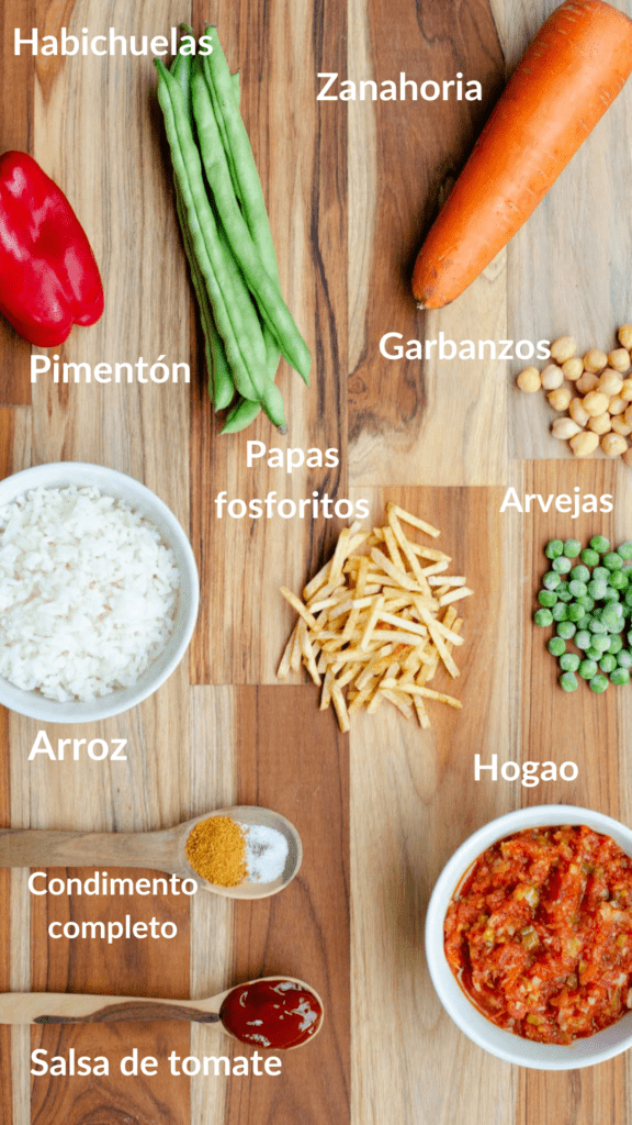 los ingredientes del arroz sin pollo: arroz, zanahoria, habichuelas, arvejas, pimenton rojo, hogao, especias y papas fosforitos