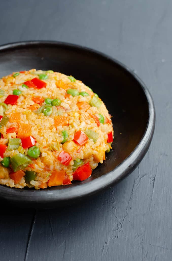 bol con solo el arroz con verduras
