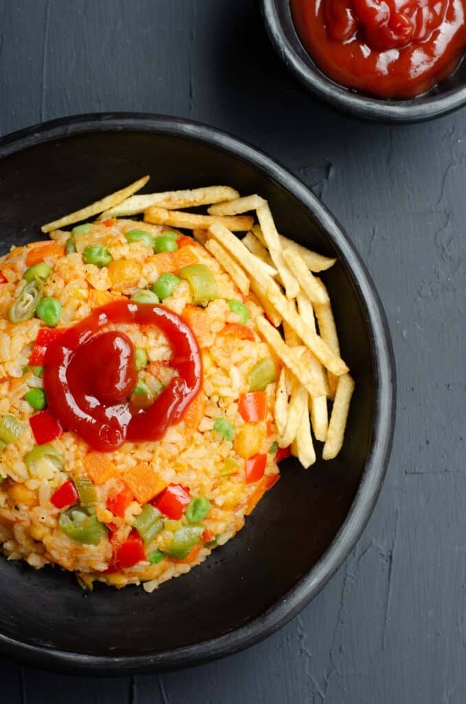plato con arroz sin pollo, con papas y salsa de tomate