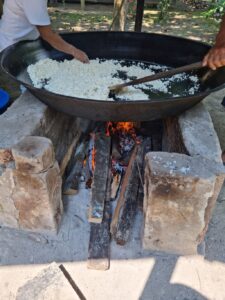 Sarten grande sobre fuego con la fariña de yuca tostando