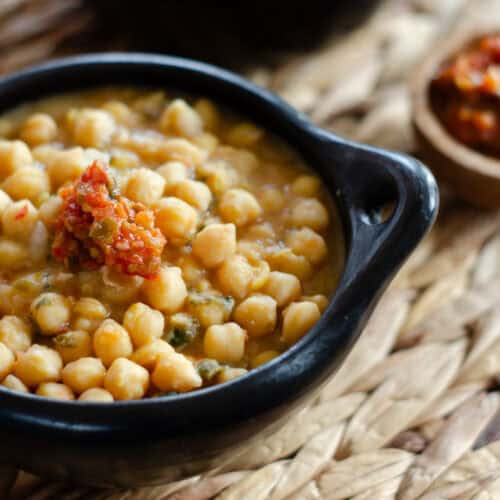 bol tradicional colombiano con guiso de garbanzos y decorado con hogao