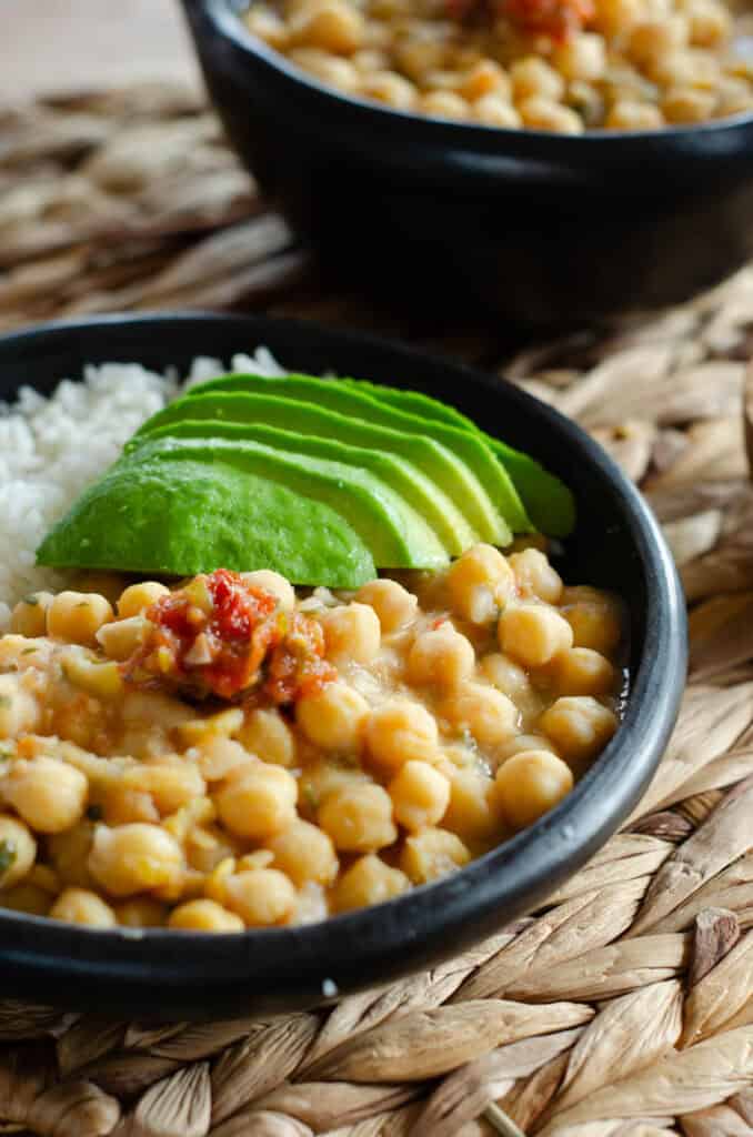close up de un plato con garbanzos, arroz y aguacate