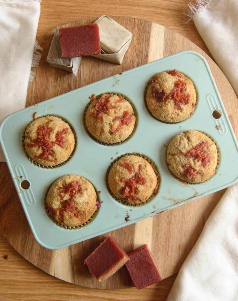 Muffins en molde con bocadillo al lado