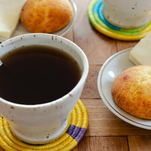 taza de aguapanela, con almojabana y queso.