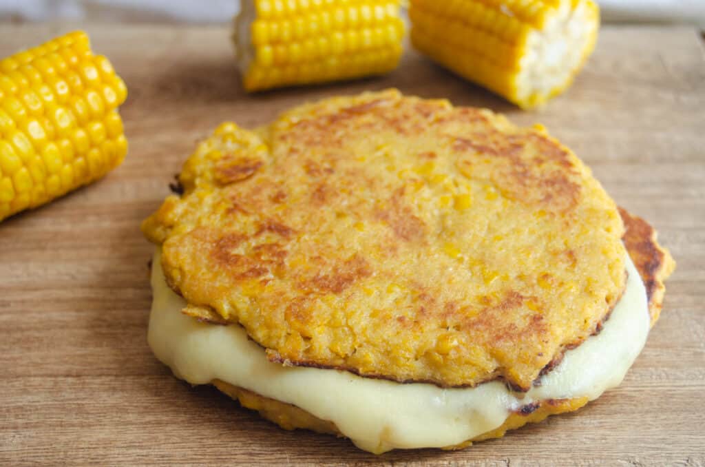 https://vecinavegetariana.com/wp-content/uploads/2022/05/Arepas-de-Choclo-Colombian-Sweet-Corn-Cakes-with-Cheese-2-1-1024x678.jpg