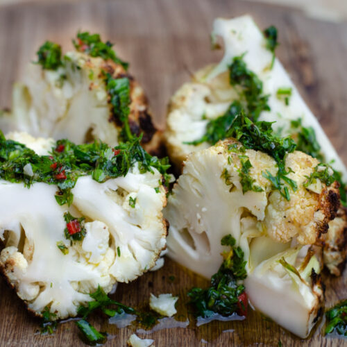 piezas de coliflor asada con chimichurri