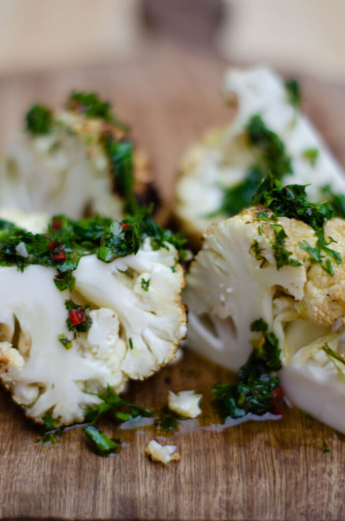 las piezas de la coliflor con el chimichurri cubriendolas