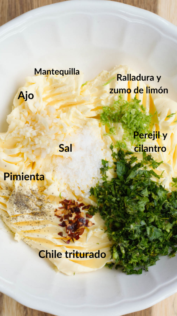 bol con mantequilla, ajo, ralladura y zumo de limón, chile triturado, perejil y cilantro, sal y pimienta