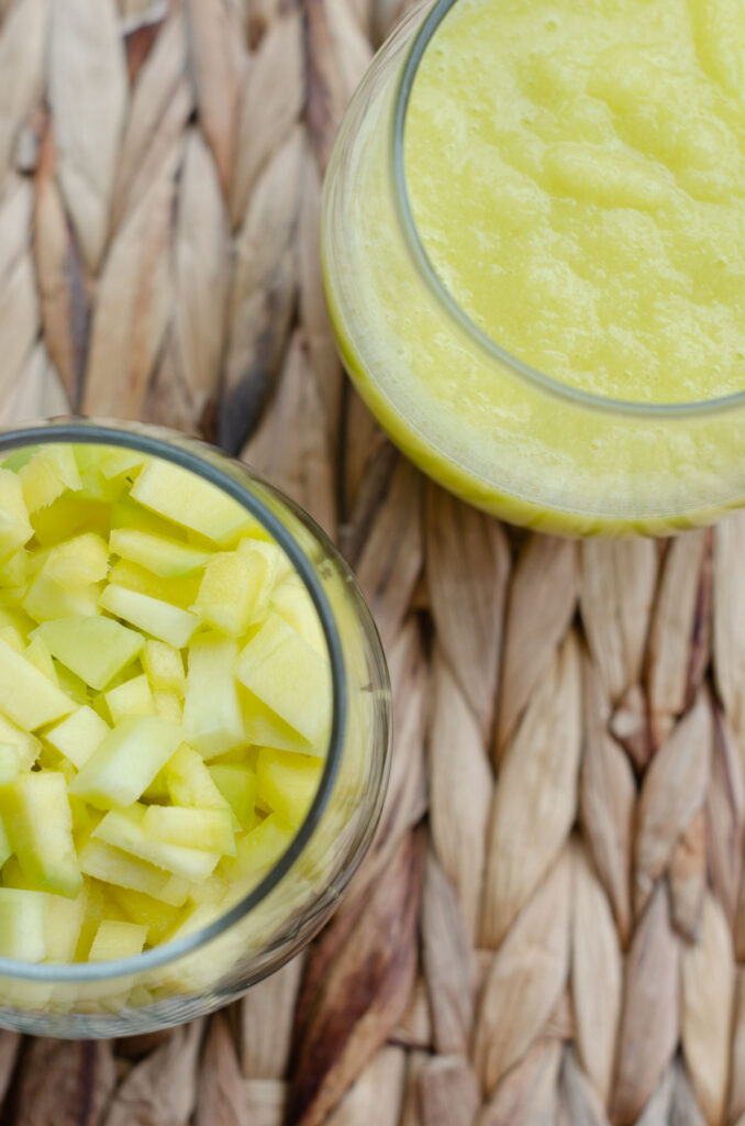 dos vasos, uno con trozos de mango biche y otro con pure de mango biche