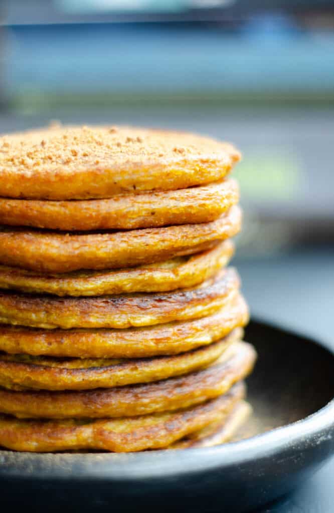 pila de pancakes veganos de calabaza con panela y cinnamon espolvoreada