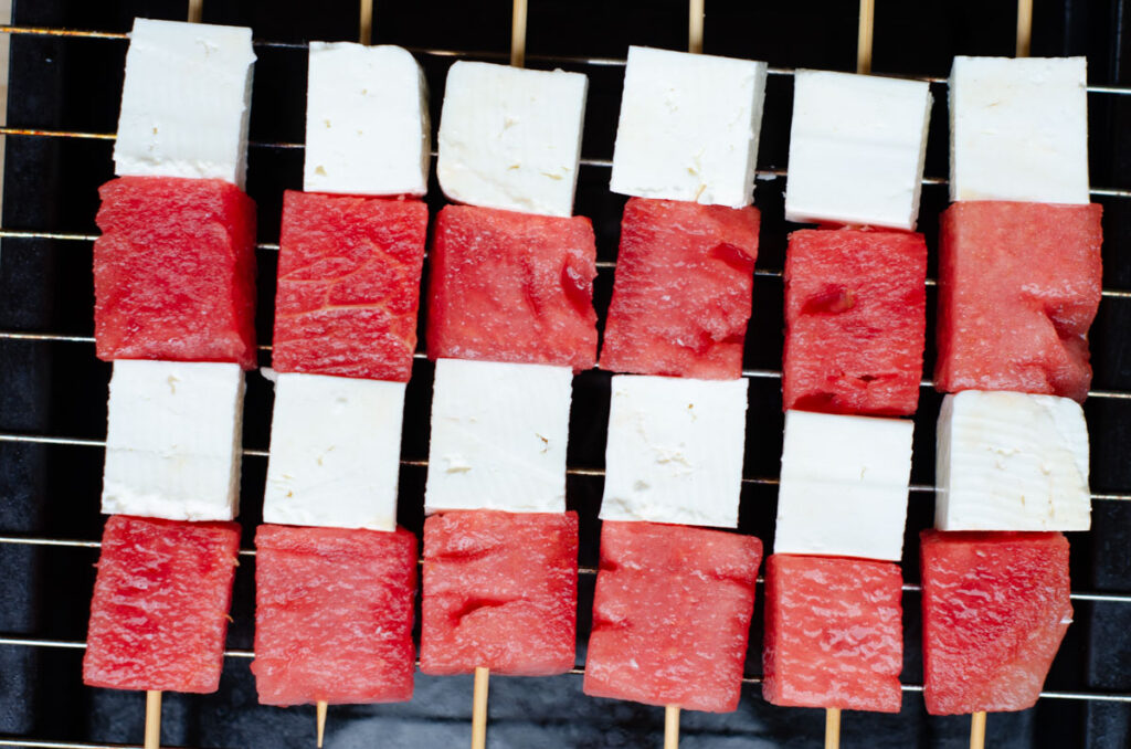 los pinchos antes de asar en una fila