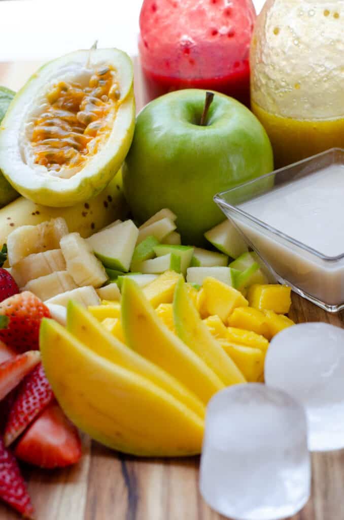 ingredientes del cholado: almibar de mora, almibar de lulo, maracuya, manana, banano, fresa, mango, leche condensada y hielo