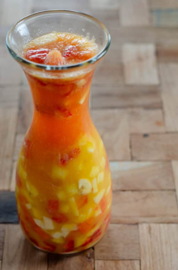 jarra de salpicon de frutas en una mesa de madera
